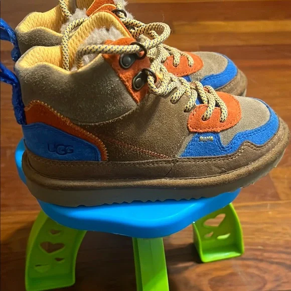 Beautiful Ugg boots worn 1 time boys size 13, excellent condition - Picture 4 of 7